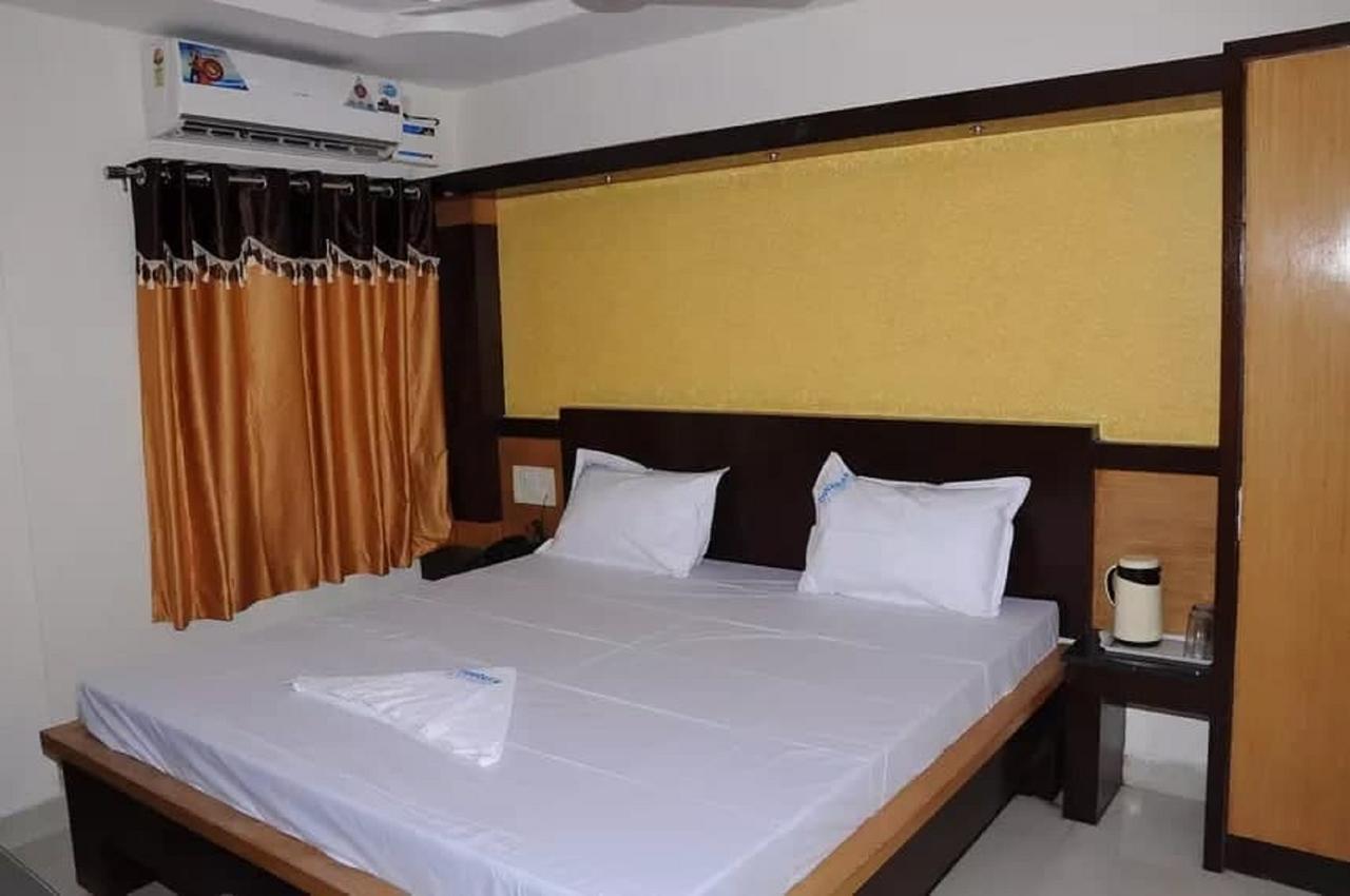 Hôtel Dwaraka Residency à Kākināda Extérieur photo