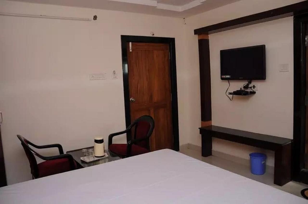 Hôtel Dwaraka Residency à Kākināda Extérieur photo