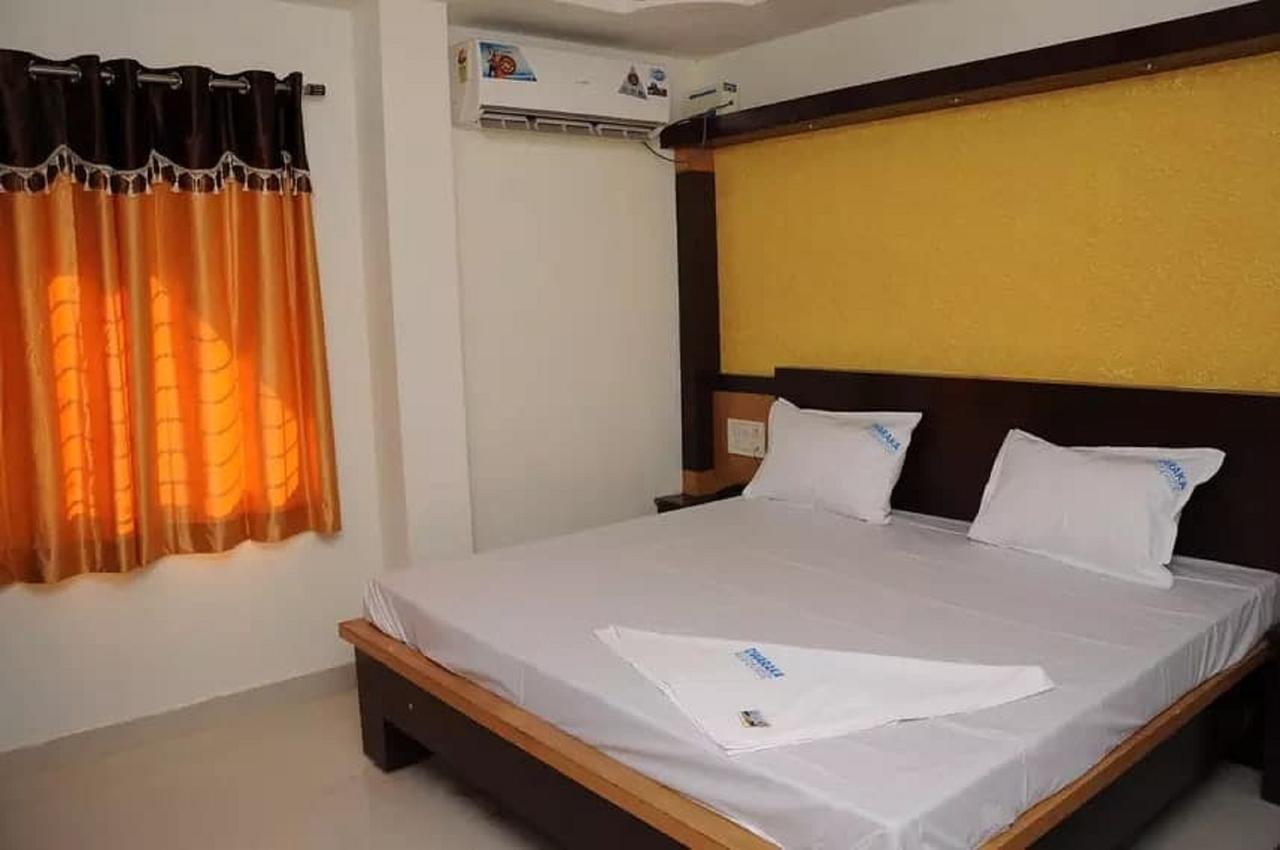 Hôtel Dwaraka Residency à Kākināda Extérieur photo