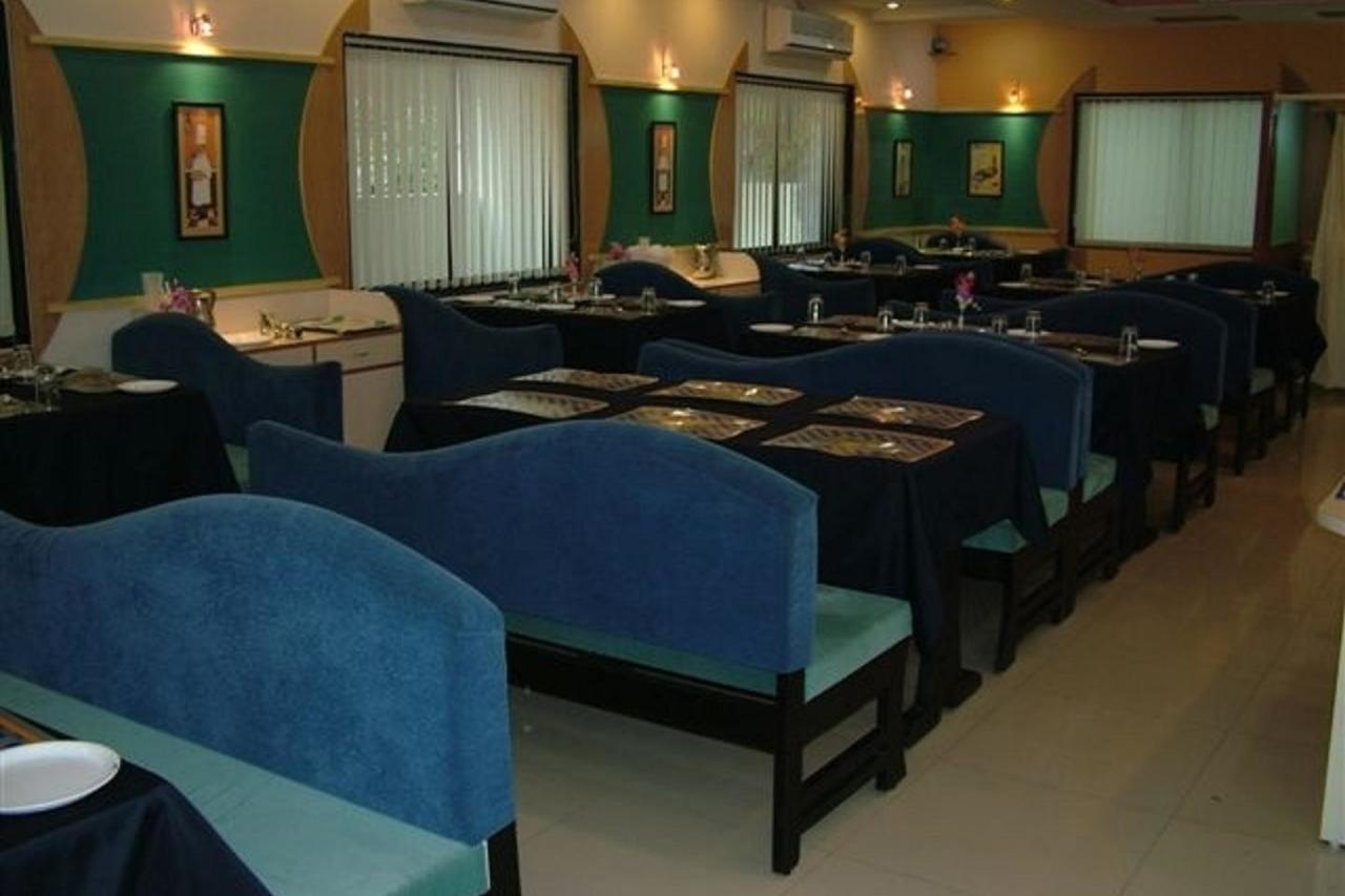 Hôtel Dwaraka Residency à Kākināda Extérieur photo
