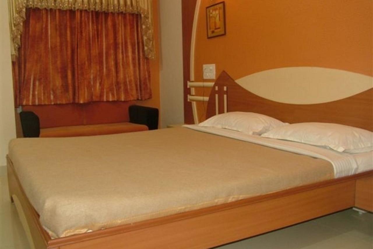 Hôtel Dwaraka Residency à Kākināda Extérieur photo